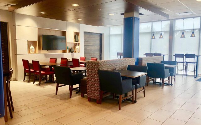 Holiday Inn Express & Suites Macon North by IHG