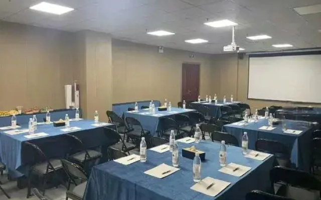 JI Hotel (Urumqi Altay Road Zhongyinggong Subway Station)