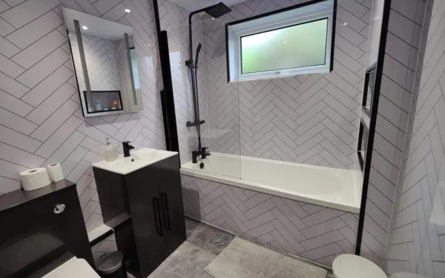 3 Bed House - Sleeps 7 - Garden - Parking - Wifi