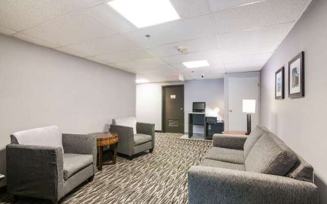 Clarion Pointe Jamestown - Falconer