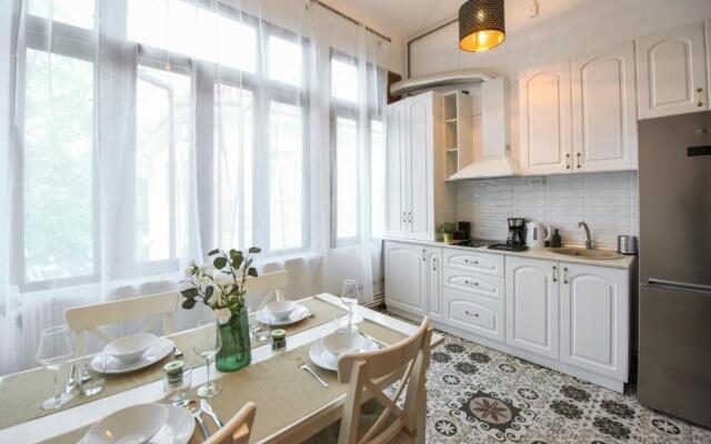 NEO-RENAISSANCE & UNIQUE Apt - Best location