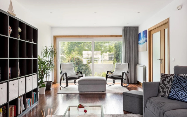 JOIVY Sleek House W/Balcony & 2 Terraces In Porto