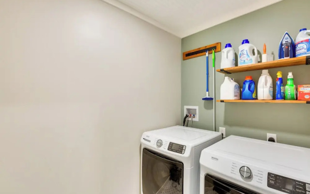 Lindale Vacation Rental w/ Deck & Grill!