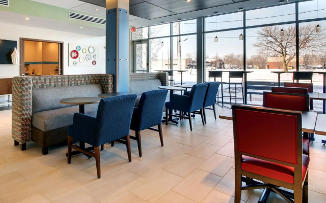 Holiday Inn Express & Suites Galesburg by IHG