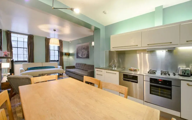 Central Cove - Fitzrovia - by Frankie Says