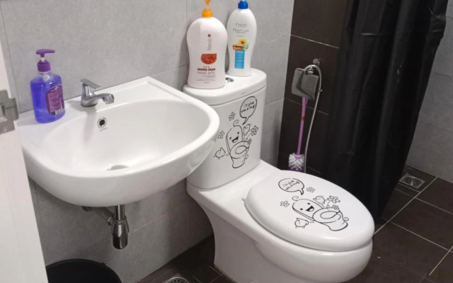 Comfortable18 3R2B 7pax Meritus Perai