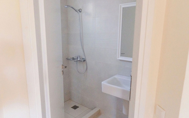 Phaedrus Living: Seaside Thalassa Cretan 101
