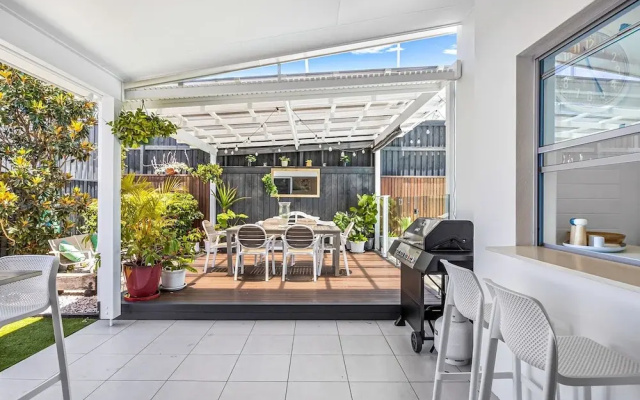 Premium 4-bed Coastal Escape With BBQ and Pool