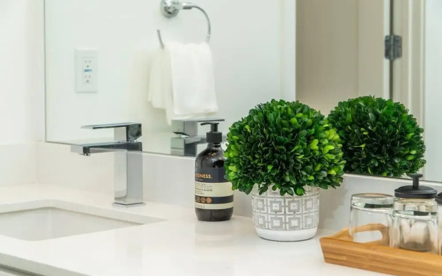 Master Bedroom With King Bed Central Location