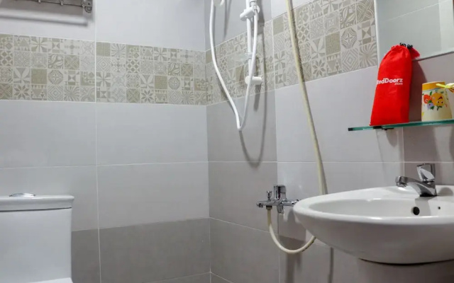 RedDoorz Diamond Hotel CMT8
