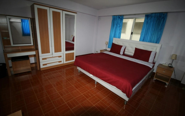 Beachfront Hotel Cha Am