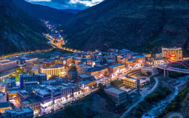 Daocheng Yading Chujian Art Hotel