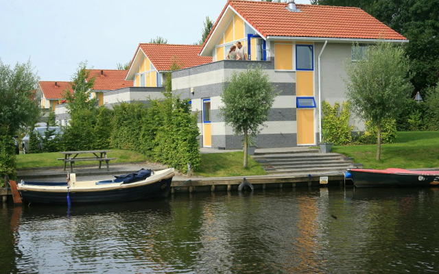 Detached holiday home with combi-microwave at the Schildmeer