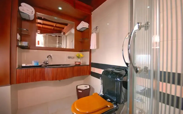 Sterling House boat Lake Palace Alleppey