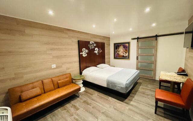 Casa Blanca Inn & Suites