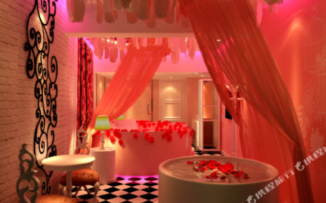 Hand In Hand Lovers Theme Hotel