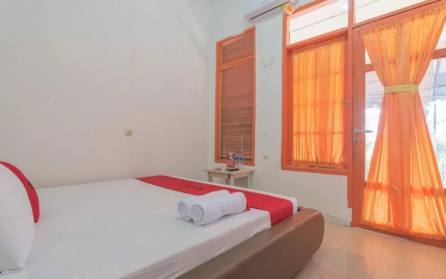 Batu Apung  by RedDoorz