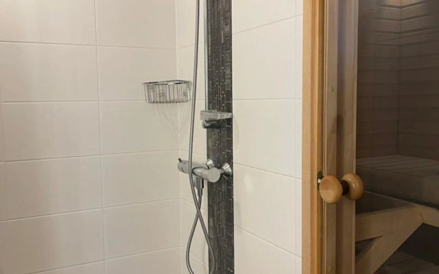 Дом у спа-центра и озера