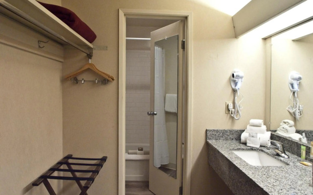 Inn At The Convention Center