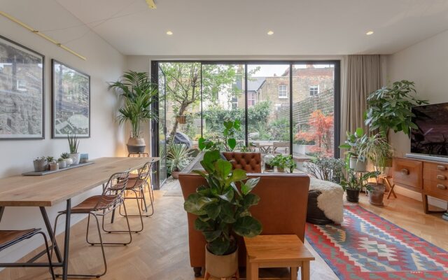 Modern 2 Bedroom Garden Apartment in West Hampstead