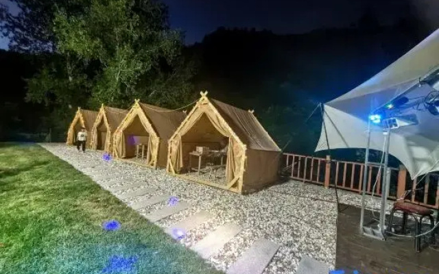 Wuling Mountain's Shouyuzirangjingba Guesthouse