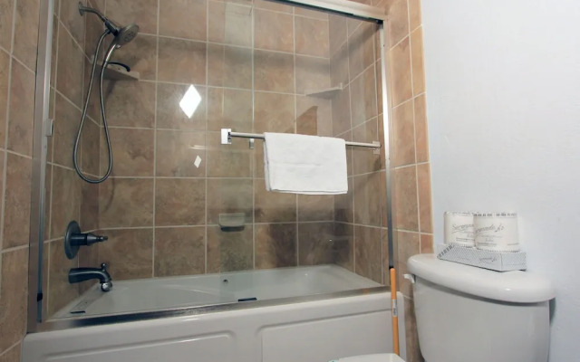 Lakescape 3 Bedroom Condo by RedAwning