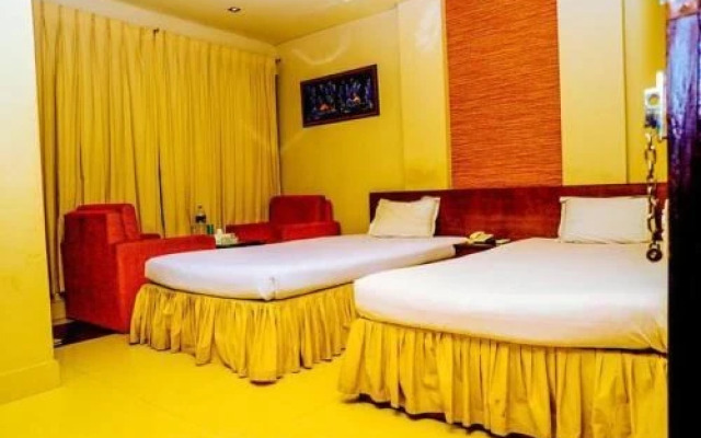 Royal Living Hotel & Suites