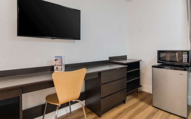 Motel 6 Addison, TX - Dallas