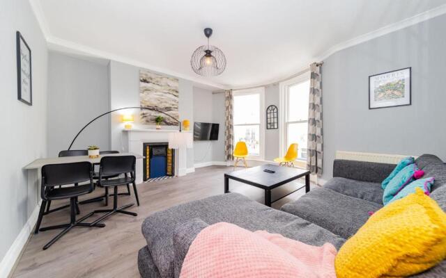 Cosy three bedroom flat next brighton seafront SLEEP 8