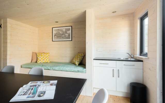 The Navy Court - Scandinavian Inspired 4BDR Central Home
