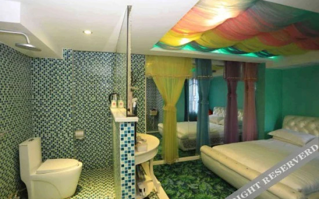 Chongqing Beiouchujian Couple Hotel(Guanyinqiao Pedestrian Street Light Rail Station Store)