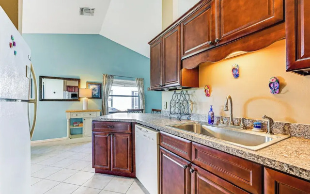Sunny Canal-view Villa w/ Lanai in Sebring!