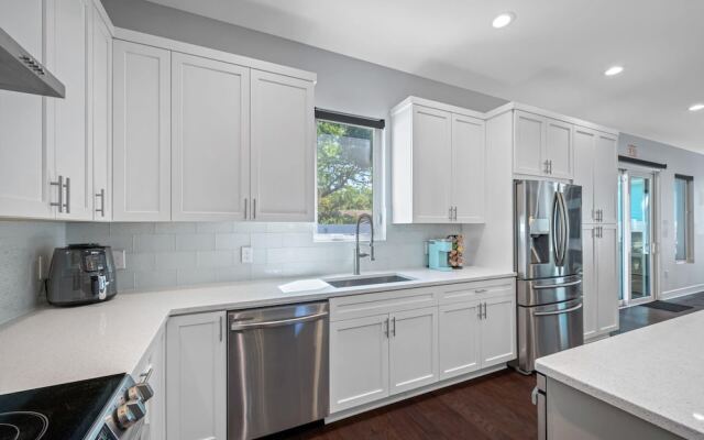 Luxury Tampa Home w/ Pool, Jacuzzi & Amenities