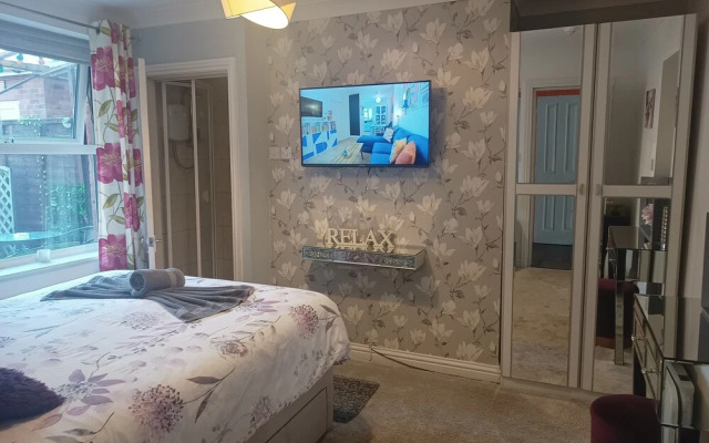 Beach Apartment - Sleeps 4, Garden & Parking