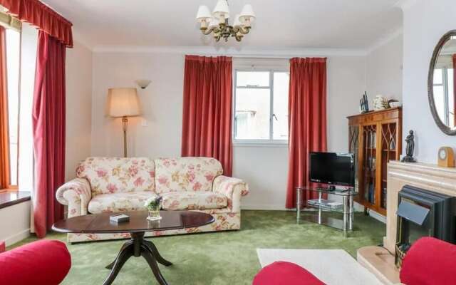 Bay View Esplanade Apartment Overlooking Harbour