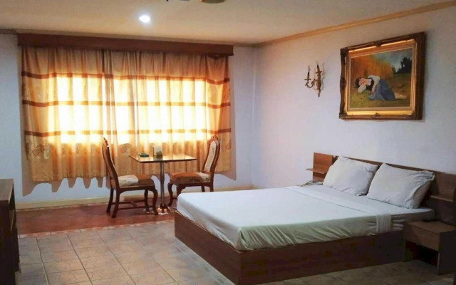 13 Coins Hotel Bang Yai