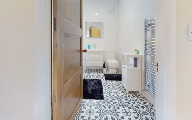 Immaculate 4-bed House in Romford