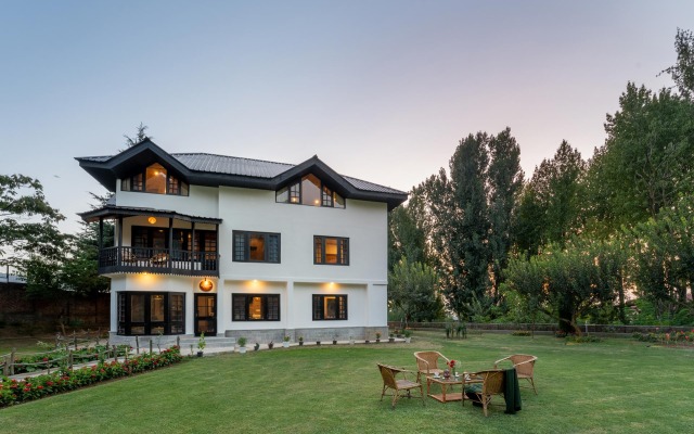 LohonoStays The White House at Zaznar