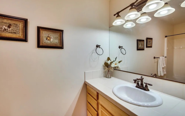 Cozy Ronald Retreat w/ Community Amenities!