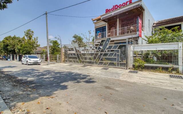 RedDoorz Syariah near Bandara Adisucipto Yogyakarta