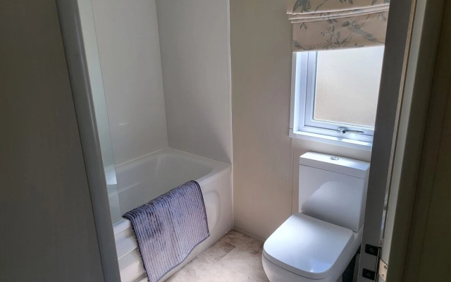 2br-sleeps6-fireplace-parking-patio-seaside