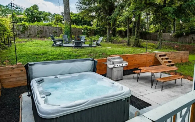 City Oasis With Hot Tub Group-friendly
