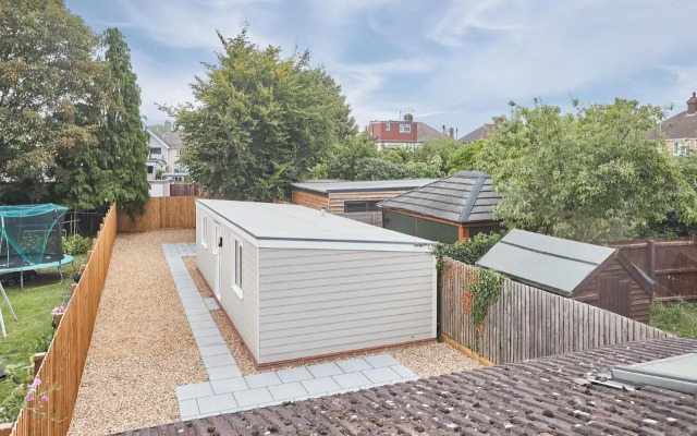 Elfleda Stay - Modern 5 Bedroom House with Parking