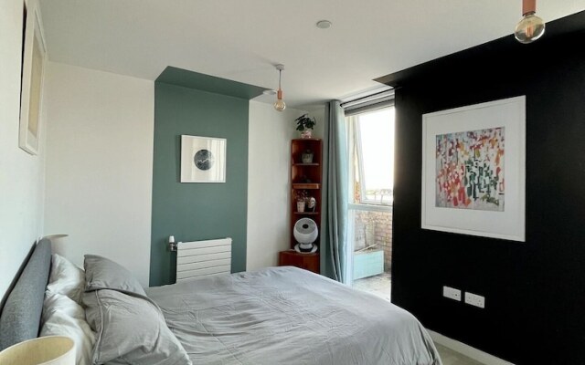 Elegant Chic Living Vibrant London Area