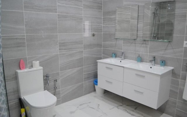 Impressive 1 bed Apartment with a stunning bathroom and Terrace CB4EV