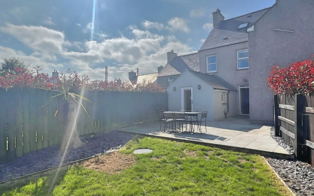 Charming 3 Bed Townhouse Near Llanddwyn Beach