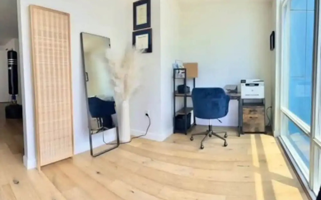 Luxe 1Br + Den: Little Italy Gem