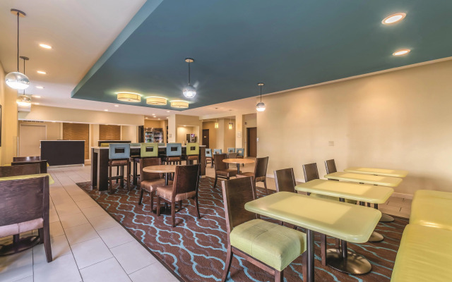 La Quinta Inn & Suites by Wyndham Collinsville - St. Louis