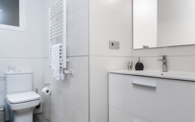 Stylish 2 Bd Apartm Perfectly Located & Parking Amira