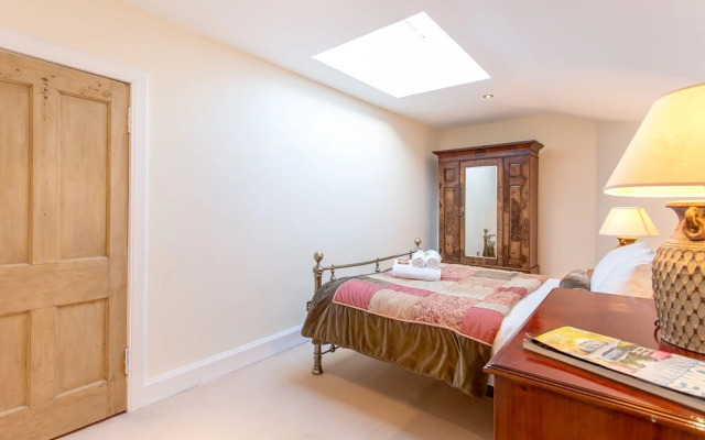 Prestigious Location - Quintessential Mews House